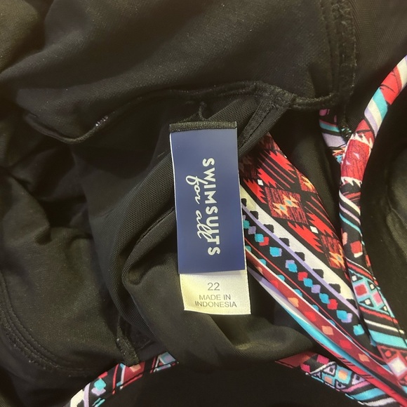 Swimsuits For All Underwire Cut Out One Piece, size 22. - Picture 7 of 8